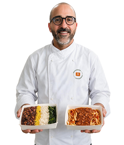 Chef Cadu segurando duas marmitas